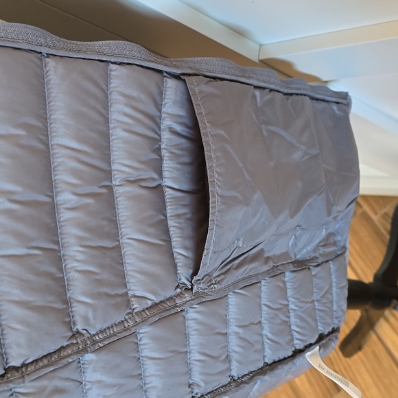 Attention Men's Medium Down puffer vest. - Picture 9 of 9